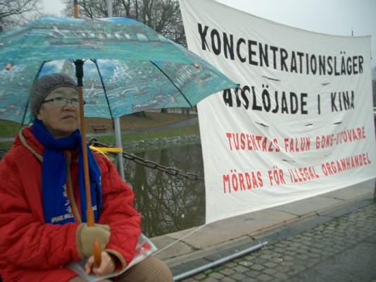 Jia Yi på plats vid kanalen framför det kinesiska konsulatet i Göteborg, som så många andra dagar.(Foto: Epoch Times Sverige)