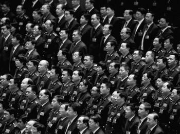 Deltagande delegater vid öppnandet av kommunistpartiets 18:e kongress i Folkets stora sal i Beijing, Kina, den 8 november. Många partitjänstemän har blivit avlyssnade på sistone, efter att misstänksamheten spritt sig i leden i den pågående antikorruptionskampanjen. (Foto: Feng Li / Getty Images).