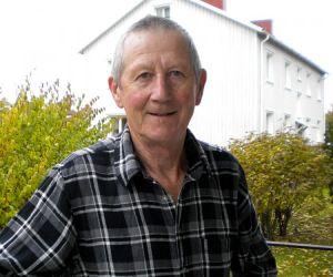 Reinhold Klasson, 68, Huskvarna, Sweden. <p> Ja, inomhus, men utomhus vet jag inte. Om någon röker i en busskur blir jag arg. Men invändigt är det absolut bra med förbud. När folk röker på sin balkong tror jag inte det påverkar eller är så farligt för andra.
