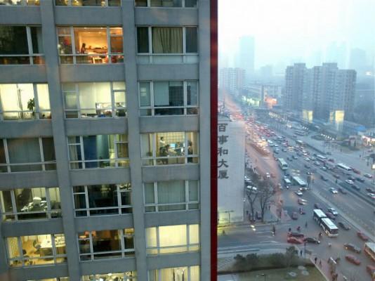 En kontorsbyggnad i Peking 2004. Trenden att emigrera har sakta spridit sig från rika kineser till medelklassen. (Foto: Goh Chai Hin/AFP/Getty Images)