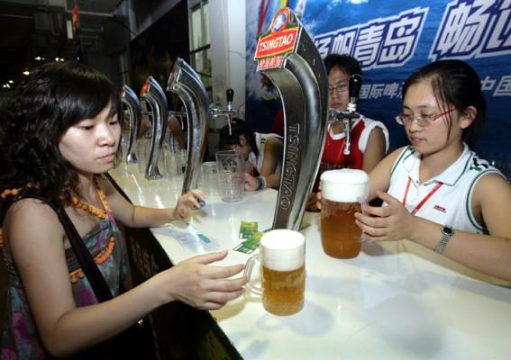 Hur kraftig berusning en stor stark ger beror i hög grad på drinkarens förväntningar, har forskning kommit fram till. Här en bild från den internationella ölfestivalen i Qingdao, Kina,  i augusti i år. (Foto: AFP/GOH CHAI HIN)

