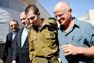 Befriad israelisk soldat Gilad Shalit (i uniform) promenerar (från v - h) med försvarsminister Ehud Barak , Israels premiärminister Benjamin Netanyahu och sin far Naom Shalit på Tel Nofs flygbas den 18 oktober i centrala Israel. (Foto: IDF / Getty Images)
