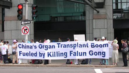 Demonstranter vände sig till deltagarna på en internationell kongress om organtransplantation i Boston.  (Foto: Epoch Times/Chowa Choo)
