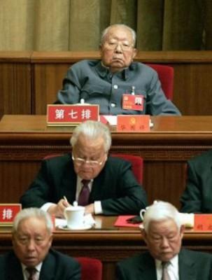 Före detta partiledaren för det kinesiska kommunistpartiet, Hua Guofeng (längst bak), dog den 20 augusti. Han blev 87 år gammal. (Foto: Goh Chai Hin/AFP/Getty Images)

