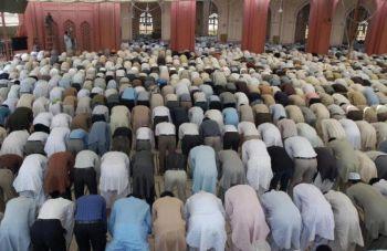 Muslimer i Pakistan ber fredagsbön den första fredagen i ramadan, i Karachi 5 september i år. (Foto: Asif Hussain/AFP/Getty Images)