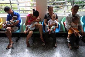 Föräldrar till barn som fått i sig mjölkpulvret från Sanlu väntar utanför en klinik i Hunanprovinsen. (Foto: Getty Images)
