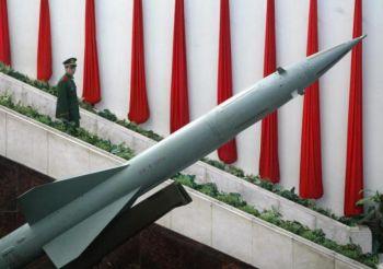 En soldat går ned för trappan bakom den kinesisktillverkade missilen hongqi-2 vid en uppvisning på ett museum i Peking. Kina är en av världens mest hänsynslösa vapenexportörer. Det rör sig om enorma pengasummor och handeln när våldsamheter i länder som Sudan. (Foto: AFP/Getty Images)