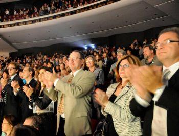 Publiken ger stående ovationer vid föreställningens slut (Foto: Michael Comas/Epoch Times)
