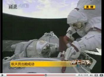 Molnen ändrades drastiskt inom loppet av två sekunder under direktsändningen av Shenzhou VII i rymden. (Stillbild från videoinspelningen vid 5 minuter och 43 respektive 45 sekunder.)