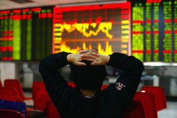 En investerare studerar aktieindex den 31 oktober i Chanchun i Jilinprovinsen i Kina. En kinesisk ekonom bosatt i New York menar att Kina redan befann sig i djup ekonomisk kris innan den globala finanskrisen. (Foto: China Photos/Getty Images)
