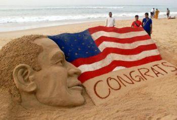 En sandskulptur gratulerar USA:s blivande president Barack Obama. Skulpturen tillverkades av den indiska sandkonstnären Sudarsan Patnaik och finns på en strand i Puri. 5 november 2008. (Foto: Sanjib Mukherjee/AFP/Getty Images)

