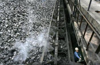 Arbetare vid ett stålverk i Chongqing i Kina. Kinas kol- och koksindustri är på tillbakagång. (Foto: China Photos/Getty Images)
