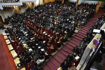Tibets exilregering har röstat för att den tibetanska befolkningen ska avgöra Tibets framtid. 
