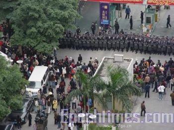 Över 1000 poliser mobiliserades för att skingra lokalbefolkningen som protesterade mot byggandet av transformatorstationen Junjing i Tianhedistriktet i storstaden Guangzhou den 30 december i fjol. (Foto: Epoch Times)
