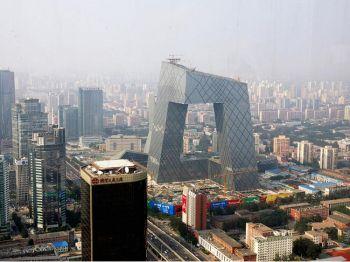 CCTV, den kinesiska regimens mediaspråkrör har sina kontor i denna imponerande byggnad i Peking.(Foto: /Getty Images)