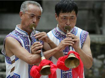 Traditionella suona-spelare: Kinesiska bönder spelar suona, ett traditionellt kinesiskt träblåsinstrument. (Foto: China Photos/Getty Images)