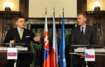 Tjeckiens premiärminister Mirek Topolánek (till vänster) och hans slovakiska motsvarighet Robert Fico gav en gemensam presskonferens på Kramar Villa den 16 januari 2008 i Prag. (Foto: Michal Cizek/AFP/Getty Images) 
