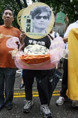 Demokratiaktivister visar upp en bild på Chen Guangcheng under en demonstration i Hongkong. (Foto: Mike Clarke/AFP/Getty Images)
