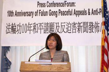 Amerikanskan Shuangying Zhang pratade om sin 68-åriga pappa, Falun Gong-utövaren Xingwu Zhang, som nyligen dömdes till ett långt fängelsestraff utan någon laglig grund. (Lisa Fan, Epoch Times)