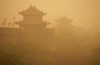 Mingdynastins stadsmurslämning mitt under en svår sandstorm i Xian, Shaanxi-provinsen, Kina. Kina har plågats av dessa stormar i över tre år. (Foto: Kina Photos / Getty Images)