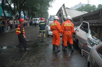 Minst 24 fordon krossades när en vägbro rasade ihop i staden Zhouzhou i Kina. (Foto: Epoch Times)
