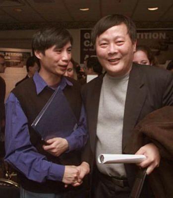 Artikelförfattaren Wei (till höger) och Wang Dan, en av ledarna för demokratirörelsen på Himmelska fridens torg. (www.weijingsheng.org) 