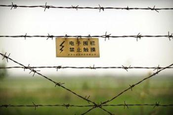 Varningsskyltar längs gränsen mellan Kina och Nordkorea. (Foto: Peter Parks/AFP/Getty Images)
