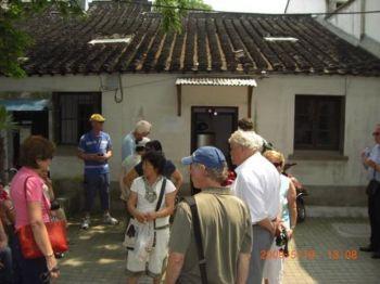 Guo Ping (mitten), leder en turistgrupp i staden Suzhou. (Foto: Epoch Times) 
