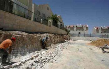 Palestinska arbetare bygger nya hus på den israeliska Västbankens bosättning i Adam, norr om Jerusalem. (Foto: Ahmad Gharabli/AFP/Getty Images)