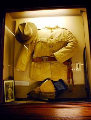 Rough Riders uniform och utrustning som har burits av Theodore Roosevelt. Han var överste i Rough Riders i USA:s första frivilliga kavalleri. (Foto: Helena Zhu / The Epoch Times))