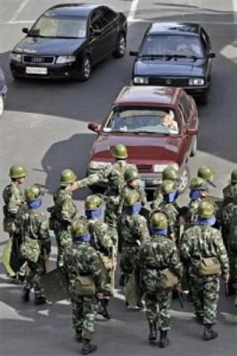 Kinesiska soldater avleder trafik i Urumqi för att kontrollera protester från lokala han-kineser, 5 september. (Foto: Philippe Lopez/AFP/Getty Images)