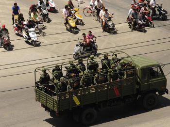 Lastbilar fyllda med kinesiska soldater patrullerade gatorna i Kashgar, Xinjiangregionen, Kina, den 10 juli 2009. (Foto: Peter Parks/AFP/Getty) 