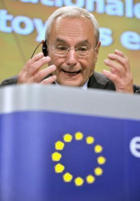 Jacques Barrot, vicepresident för Europeiska kommissionen, talar under en presskonferens i mitten av oktober. Han rekommenderar normer för behandling av asylärenden inom EU. (Foto: Georges Gobet/AFP)