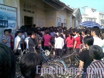 Över 2000 invånare i byn Paibian i Guangdongprovinsen protesterar framför Putians stadshus på morgonen den 22 oktober för att gripna aktivister från byn ska släppas. (Foto: The Epoch Times)