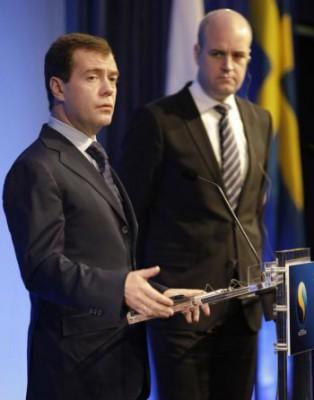 Rysslands president Dmitry Medvedev (till höger) håller ett tal vid toppmötet mellan EU och Ryssland med svenska statsministern Fredrik Reinfeldt i Stockholm den 18 november 2009. (Foto: Vladimir Rodionov/AFP/Getty Images)