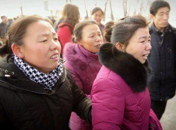 Släktingar till offren efter den senaste gruvkatastrofen i Kina menar att dödssiffran kan vara högre än den officiella siffran på 108 eftersom antalet arbetare under jord var 800 när explosionen inträffade, inte 500 som regimen hävdar. (Foto: Peter Parks/AFP/Getty Images)