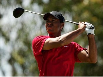 På den gamla goda tiden: Tiger Woods fotograferad förra månaden innan nyheterna om hans många älskarinnor kom ut. På bilden slår Woods ut från tee (utslagsplatsen) under 2009-års Australien Masters i Melbourne den 15 november. (Foto: Mark Dadswell/Getty Images)