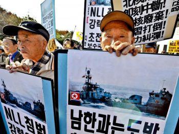 Sydkoreanska konservativa aktivister håller ett anti-Pyongyangplakat under en demonstration i Seoul den 11 november 2009 som fördömde en sammandrabbning mellan Syd- och Nordkoreas flottfartyg i Gula havet dagen innan. (Foto: Jung Yeon-Je/AFP/Getty Images)