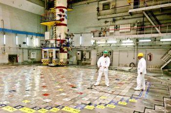 Tekniker stå mittemot huvudreaktorn vid kärnkraftverket i Ignalina i Visaginas, Litauen, den 18 december. (Foto: Petra Malukas/AFP/Getty Images)