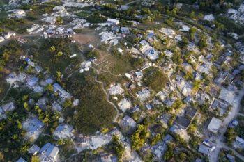 Flygfoto över en förstörd bergsby nära Gressier, 30 km utanför Haitis huvudstad den 21:a januari 2010. Haiti försöker återhämta sig efter en kraftig jordbävning med magnituden 7,0 som slog till den 12:e januari och som ödelade landet. (Foto: Logan Abassi/Minustah via Getty Images) 