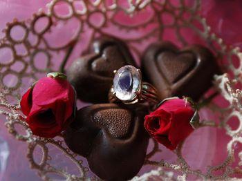 Kärleksgåva: Sötsaker, rosor och en alla hjärtans dag-ring. (Foto: Cat Rooney/Epoch Times)
