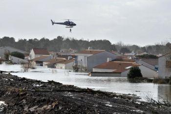En bild från i söndags visar en översvämmad gata i La Faute-sur-Mer i västra Frankrike. (Foto: AFP/Frank Perry)
