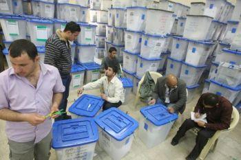 Irakiska arbetare vid Independent High Electoral Commissions (IHEC) högkvarter i Bagdad förseglar och förvarar valurnor. (Foto: Ahmad Al-Rubaye/AFP/Getty Images)