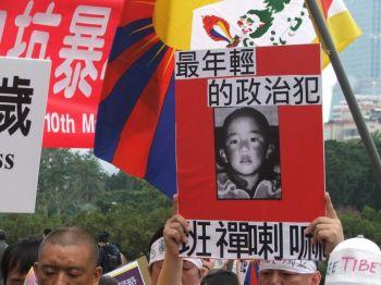 Tibetanska aktivister håller upp ett porträtt av Choekyi Nyima, pojken som valts ut av Dalai Lama som den elfte Panchen Lama. (Foto: David Reid)