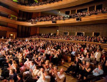 Förtjusta blev publiken i Shen Yuns framträdande i den fullsatta teatern i Cardiff. (Foto: Roger Luo / Epoch Times)
