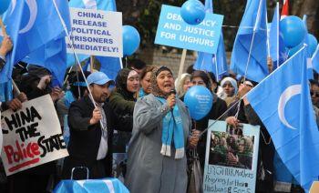 En protest utanför det kinesiska konsulatet i Melbourne där uigurer anklagar det Kinesiska kommunistpartiet för brott mot demonstranter i Urumqi. (Foto: Paul Crock/AFP/Getty Images)