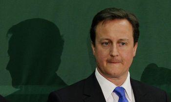 Den brittiske oppositionsledaren, De konservativas partiledare David Cameron mottar beskedet att han återtagit sin plats i parlamentet. Hans parti fick flest röster och mandat men fick inte den majoritet som krävs för att direkt bilda en regering. (Foto:Kirsty Wigglesworth/AFP/Getty Images)