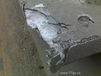 Byggnadsfirman kallar detta "cement plus plastskum" och hävdar att det är ett nytt konstruktionsmaterial som kallas "fibernätverk".  (Foto: 77go.cn)