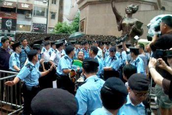 Polisen för bort Richard Choi Yiu-cheong, vice ordförande för Hong Kong Alliance in Support of Patriotic Democratic Movements. (Foto: Pan Zaishu/Epoch Times)
