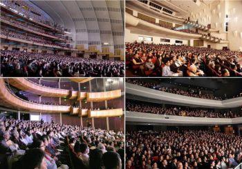 2009 års publik som ser på Shen Yuns shower i de finaste teatrarna runt om i världen. (Foto: The Epoch Times)
